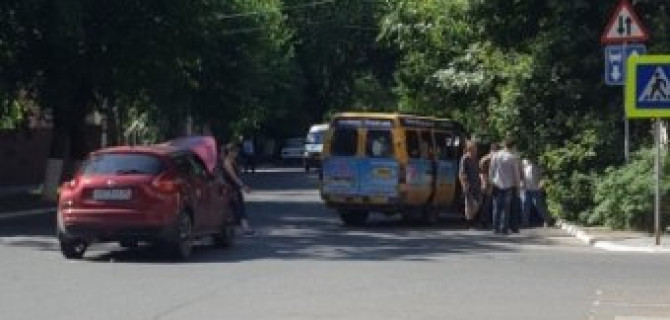 В Астрахани водитель маршрутки устроил ДТП с пострадавшими