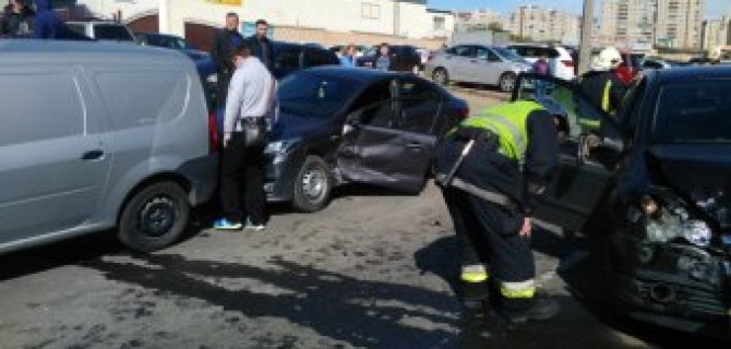 В Петербурге на улице Вербной произошло массовое ДТП с пострадавшим