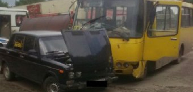 В Иванове автобус с пассажирами снес остановку