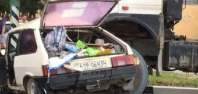 В Симферополе грузовик раздавил легковой автомобиль