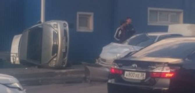 В Иркутске после столкновения с такси перевернулась Toyota