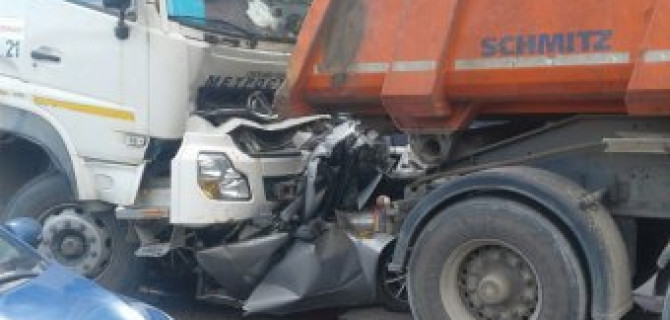 В Кузьмолово в ДТП легковушку раздавило грузовиками