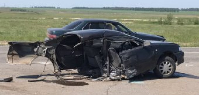 На алтайской трассе в ДТП автомобиль разорвало пополам