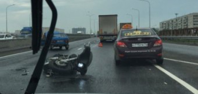 В Тюмени под колесами фуры погибла пассажирка мотоцикла