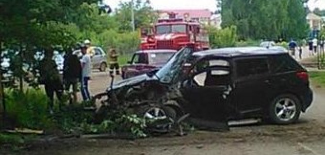 Три человека пострадали в ДТП с деревом в Прикамье