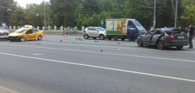 Таксист устроил массовое ДТП в Москве