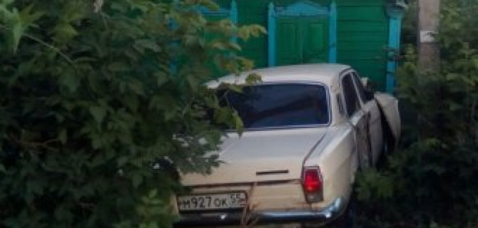 В Омске пьяный водитель протаранил жилой дом