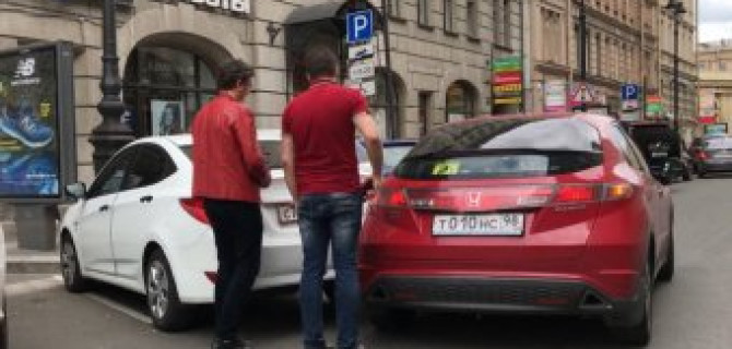 Отъезжаем от поребрика не глядя - в результате ДТП 