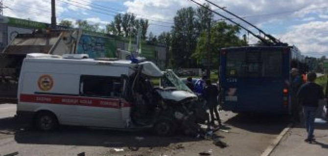 В Петербурге произошло массовое ДТП со «скорой»