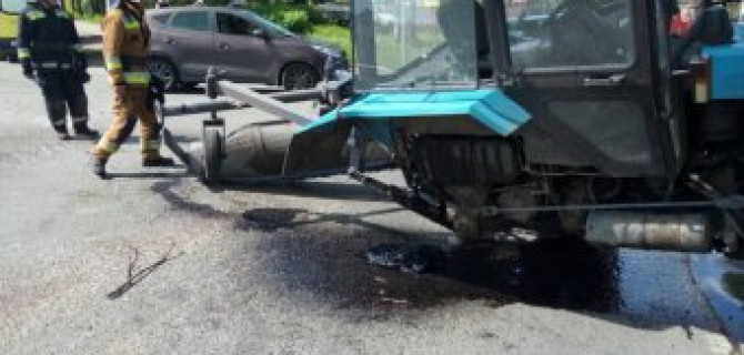 В Петербурге трактор не уступил дорогу фургону и спровоцировал ДТП