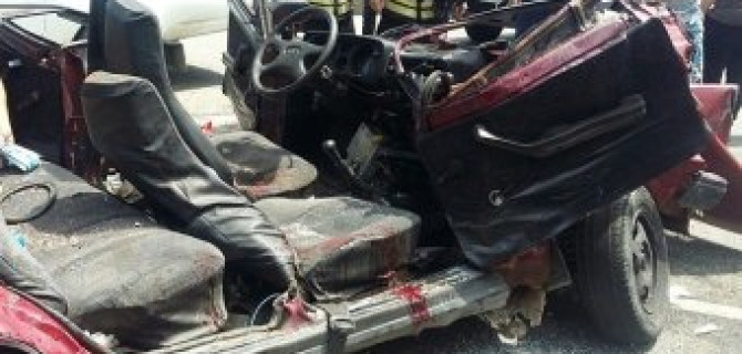 В Сочи спасатели срезали крышу авто, чтобы вызволить мужчину после ДТП