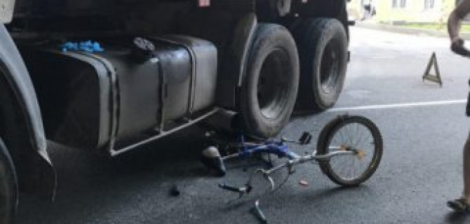 Велосипедист едва не погиб в ДТП с КАМАЗом в Ставрополе