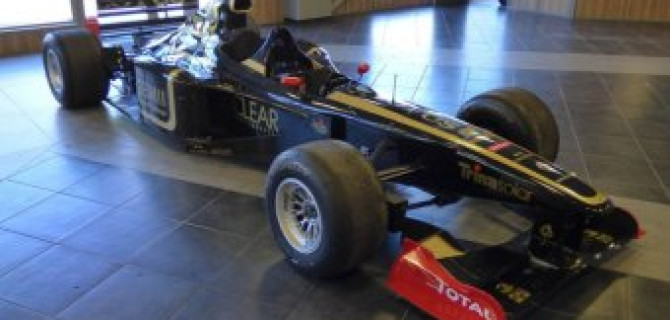 Во Франции продадут 2-местный гоночный болид Формулы-1