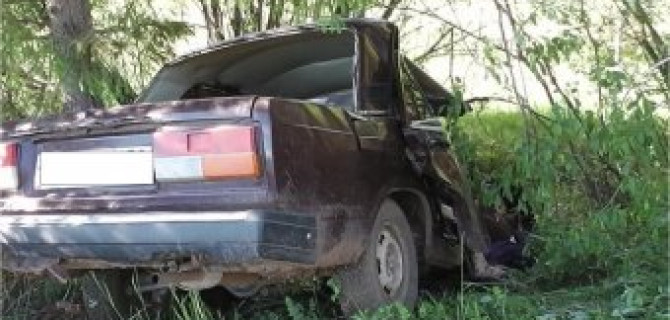 ВАЗ врезался в дерево в Сивинском районе: погиб пассажир