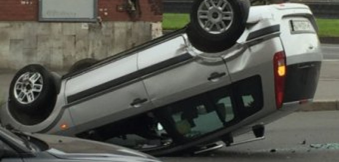 На Обводном канале в ДТП перевернулся Ford