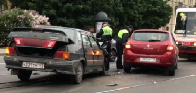 LADA SAMARA влетел в Renault Sandero на трамвайных рельсах у станции Удельная