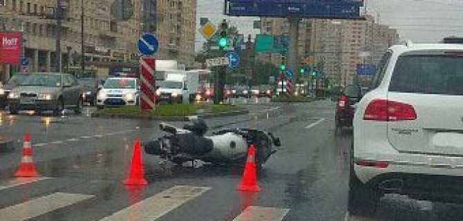 На юге Петербурга разбился мотоциклист