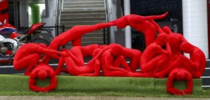 Honda превратили людей в автомобиль и мотоцикл