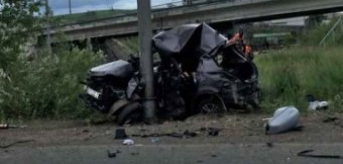 В Красноярске иномарка врезалась в столб – погиб пассажир