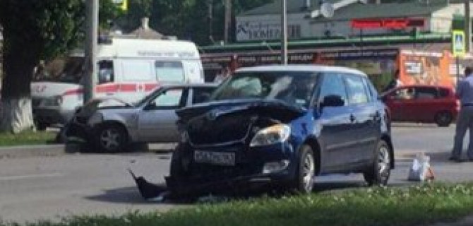 Два человека пострадали в ДТП с такси в Ростове