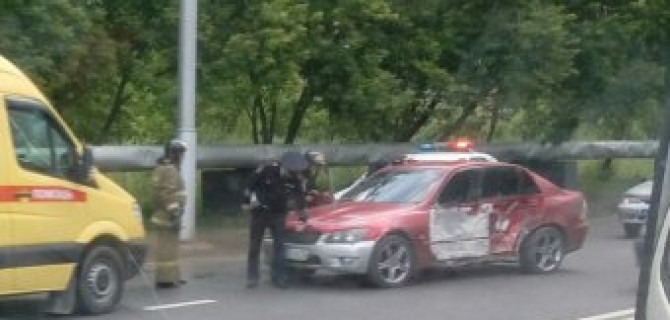 В Кемерове машина врезалась в столб