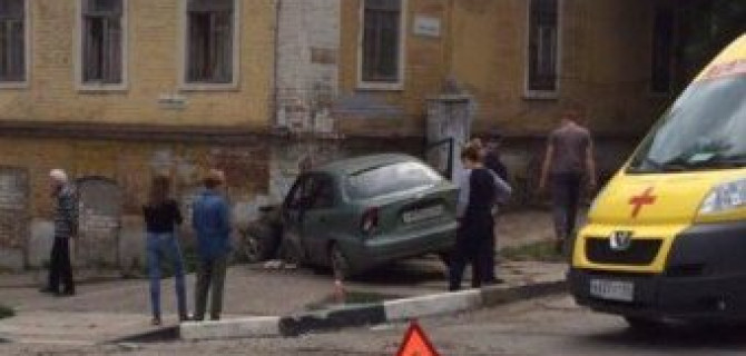 В центре Саратова иномарка врезалась в дом