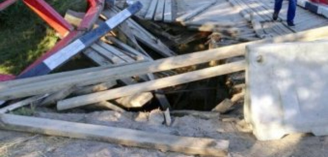 Местные жители не хотели выпускать грузовик, провалившийся на деревянном мосту