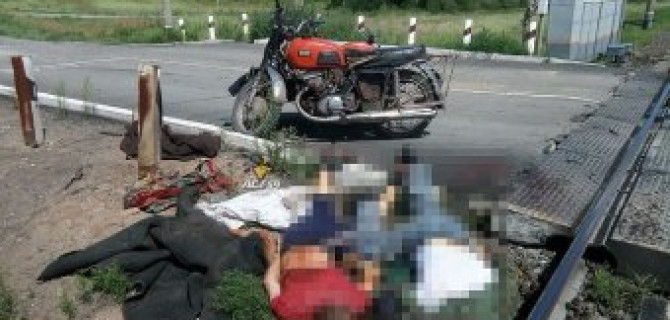 Под Новосибирском поезд протаранил мотоцикл: погибли двое