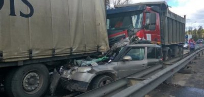 Под Ульяновском погиб водитель легковой &laquo;Вольво&raquo;, зажатой двумя грузовиками