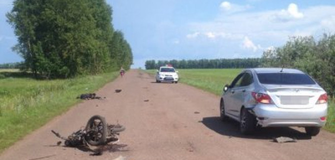 Мопед врезался в стоящую иномарку в Башкрии: водитель погиб