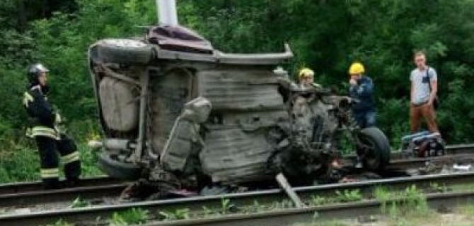 В Кемерове легковушку намотало на столб: погиб человек