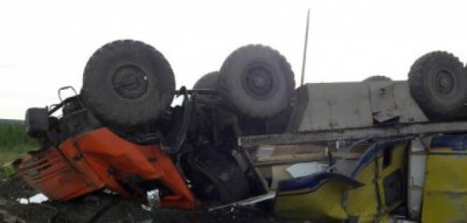 В Якутии опрокинулся «КамАЗ-вахтовка» – погиб водитель