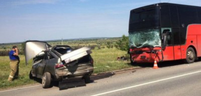 В Самарской области ВАЗ врезался в автобус – погиб человек