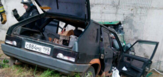 На юге Москвы автомобиль врезался в здание: погиб один человек