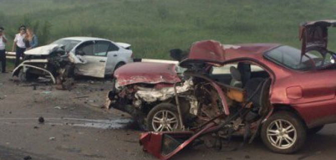 В ДТП под Бийском две машины разбились вдребезги