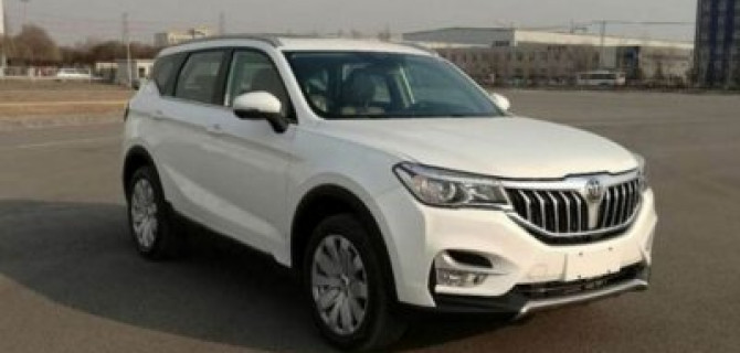 В Сети появились шпионские фото кроссовера Brilliance V6