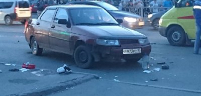 В Екатеринбурге при столкновении мотоцикла и ВАЗа погиб человек