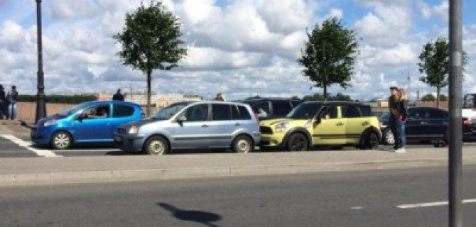 ДТП на Дворцовой в Петербурге спровоцировало пробку