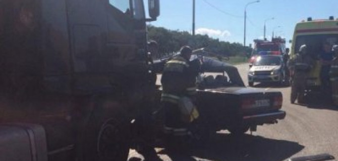 Под Воронежем фура протаранила ВАЗ: погиб человек