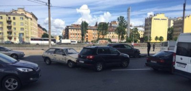 ВАЗ подбил две иномарки в Петербурге