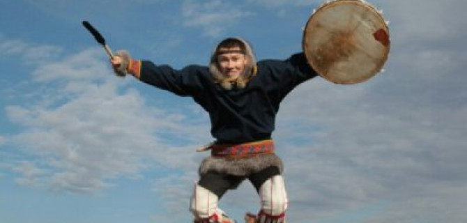 В Салехарде мотоцикл насмерть сбил артиста ансамбля «Сыра-Сэва» Владислава Озелова