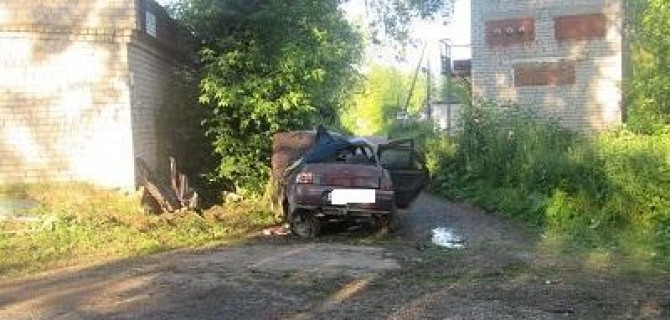 В Краснокамске водитель без прав врезался в дом: погиб молодой пассажир