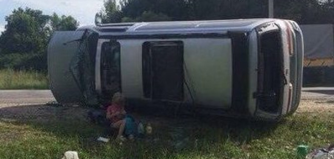 Под Орлом опрокинулся микроавтобус: пострадали четыре человека, включая детей