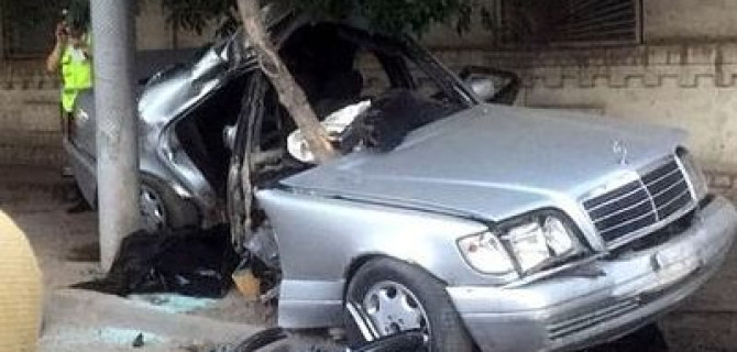 В Ростове при столкновении «Мерседеса» со столбом погиб человек