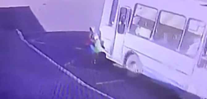 В Норильске водитель не дождался полной посадки пассажиров и проволок по дороге ребенка, которому зажало дверью ногу