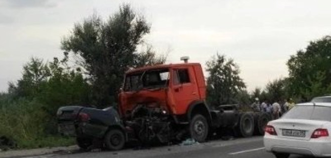 На трассе Алматы — Астана ДТП с легковушкой и "Камазом": двое погибших