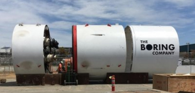Илон Маск показал автомобильный лифт для подземных тоннелей
