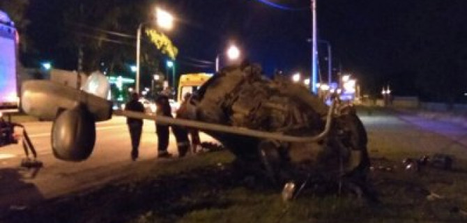 В Стрельне «Форд» врезался в столб: погиб человек