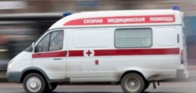 В Новокузнецке иномарка врезалась в бетонный блок: пострадали двое детей