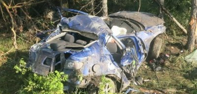 Иномарка врезалась в дерево под Тюменью: погибли два человека